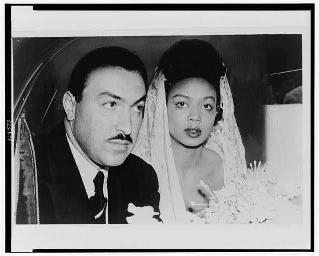 Adam Clayton Powell Jr, esposa, Hazel Dorothy Scott, día de boda, novia, novio, 1945 - Imagen 1 de 1
